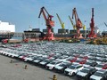 Xe ô tô điện tại Liên Vận Cảng đợi xuống tàu xuất ra nước ngoài (Ảnh: Xinhua)
