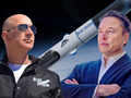 Jeff Bezos (trái) đã giành chiến thắng trước Elon Musk khi giành được hợp đồng phóng tên lửa của NASA (Ảnh: Thesun)