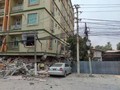Tòa nhà 11 tầng ở Mamdalay chỉ còn lại 7 tầng trên mặt đất. Ảnh: Đông Phương.