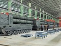 Nhà lãnh đạo Kim Jong-un hôm 14/4 kiểm tra dây chuyền sản xuất hệ thống phóng tên lửa KN-25 600 mm, nhấn mạnh ý định mở rộng năng lực tấn công chính xác tầm xa của Triều Tiên. Ảnh: LTN.