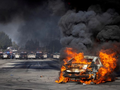 Biểu tình phát triển thành bạo loạn trên đường phố Los Angeles. Ảnh: AFP.