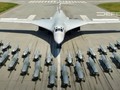 Máy bay ném bom chiến lược Tu-160 và vũ khí mang theo. Ảnh: Defense.