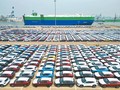 6 tháng đầu năm 2025, Trung Quốc đã xuất khẩu 3,38 triệu xe ô tô, tăng 18%. Ảnh chụp các xe ô tô tập kết chờ xuống tàu vượt biển. Ảnh: Xinhua.