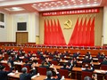 Hội nghị biểu quyết thông qua quyết nghị của kỳ họp. Ảnh: Xinhua.