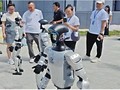 Thị trường cho thuê robot hình người từng rất sôi động, giá thuê đắt, thu hồi vốn nhanh. Ảnh: Sina.