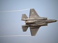 Một chiếc tiêm kích F-35 “Lightning II” do Lockheed Martin sản xuất bay biểu diễn tại Triển lãm Hàng không Dubai ngày 17/11. Ảnh AFP.