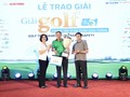 Bà Nguyễn Thị Hồng Nga, Tổng biên tập Báo Giao thông, Trưởng ban tổ chức giải và ông Nguyễn Anh Tú, Tổng giám đốc Liên doanh Ô tô Hyundai Thành Công Việt Nam trao Cúp vô địch cho golfer Hoàng Quân.