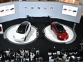 Tesla Model Y (trái) và Model 3 tại Bangkok vào ngày 7/12/2022. Ảnh minh họa CNBC.