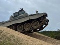 Huấn luyện lính lái xe Ukraine trên Xe tăng huấn luyện lái xe Challenger 2 (DTT). Tháng 2/2023 tại Vương quốc Anh. Ảnh: Bộ Quốc phòng Anh.