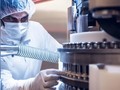 Nhà khoa học của Novartis kiểm tra máy nén. Ảnh Novartis.