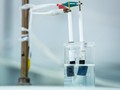 Thí nghiệm điện phân tách hydro - oxy từ nước biển của nhóm nghiên cứu tại RMIT, Úc. Ảnh RMIT