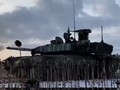 Xe tăng T-90M quân đội Nga pháo kích vào chiến tuyễn phòng ngự của quân đội Ukraine. 