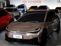Xe điện bZ SDN của Toyota Motor sau cuộc họp ngắn về chiến lược của công ty về xe điện chạy bằng pin ở Tokyo, Nhật Bản ngày 14/12/2021. Ảnh Reuters / Kim Kyung-Hoon