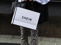 Một khách hàng cầm túi Shein bên ngoài showroom Tokyo, ngày 13/11/2022. Ảnh: Bloomberg