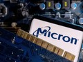 Điện thoại thông minh với logo Micron đặt trên bo mạch chủ máy tính ngày 6/3/2023. Reuters/Dado Ruvic/Illustration