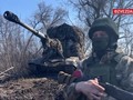Khẩu đội pháo tự hành Msta-S chuẩn bị chiến đấu. Ảnh video TV Zvezda.