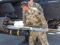 Binh sĩ Mỹ nạp rocket Hydra 70 cho trực thăng Apache - AH-64. Ảnh Military Ukraine
