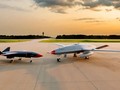 Hai máy bay không người lái (UAV) MQ-28 "Ghost Bat" và MQ-25 "Stingray" trên sân bay quân sự Mỹ. Ảnh Boeing Defense.