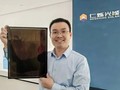 GS Tan Hairen từ Đại học Nam Kinh và một tấm pin mặt trời Perovskite. Ảnh: Handout