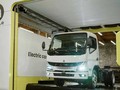 Công ty Ample hợp tác với Mitsubishi Fuso triển khai công nghệ hoán đổi pin cho xe tải ở Nhật Bản. Ảnh Electrek
