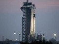 Tên lửa Falcon 9 của SpaceX với Tàu vũ trụ Crew Dragon trước thời điểm phóng. Ảnh CNBC