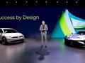 Giám đốc điều hành Volkswagen Oliver Blume giới thiệu các nguyên mẫu ý tưởng xe điện của công ty. Ảnh Electrek