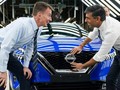 Thủ tướng Anh Rishi Sunak và Bộ trưởng Bộ Tài chính Jeremy Hunt gắn huy hiệu Nissan vào một chiếc ô tô khi đến thăm nhà máy của Nissan ở Sunderland, Anh. Ảnh AP