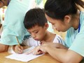 Các giảng viên nhiệt tình chỉ dẫn cho các em trong suốt buổi học
