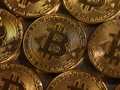 Giá vàng, giá Bitcoin. Ảnh: Pinterest.