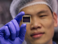 Shuaifeng Hu, đến từ Đại học Oxford, kiểm tra một màng mỏng mới làm từ vật liệu perovskite (Ảnh: CNN)