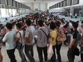 Những công nhân nộp đơn xin làm việc theo ca tại nhà máy Foxconn ở Hà Nam (Ảnh: Dickson Lee)