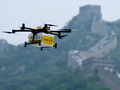 UAV vận chuyển một gói hàng đến Vạn Lý Trường Thành ở Bắc Kinh, Trung Quốc (Ảnh: CNN)