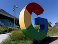 Logo của Google bên ngoài cơ sở Google Bay View (Ảnh: Reuters)
