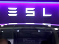 Logo của Tesla được trưng bày tại triển lãm Everything Electric tại trung tâm triển lãm và hội nghị quốc tế ExCeL London (Ảnh: Reuters)