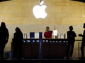 Nhân viên Apple làm việc tại một Cửa hàng Apple ở Nhà ga Grand Central tại quận Manhattan của Thành phố New York (Ảnh: Reuters)