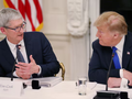 Tổng giám đốc điều hành Apple Tim Cook trò chuyện với cựu Tổng thống Hoa Kỳ Donald Trump (Ảnh: Reuters)