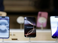 Dòng iPhone mới nhất của Apple được trưng bày tại một cửa hàng Apple ở Grand Central Terminal, New York. Ảnh: Reuters.