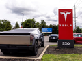 Một chiếc Tesla Cybertruck đang đỗ tại một đại lý Tesla ở Paramus, New Jersey, Hoa Kỳ. Ảnh: Reuters.
