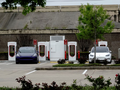 Xe điện Tesla (EV) sạc nhanh bằng Tesla Superchargers tại một trung tâm du lịch. Ảnh: Reuters.