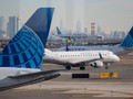 Máy bay của United Airlines chuẩn bị cất cánh tại Sân bay quốc tế Newark Liberty. Ảnh: Reuters.
