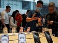 Một nhân viên của Apple Store đang phục vụ khách hàng khi dòng điện thoại thông minh iPhone 16 mới được bán tại Bắc Kinh. ẢNh: SCMP.