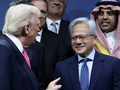 Tổng thống Mỹ Donald Trump và Giám đốc điều hành Nvidia Jensen Huang tại Diễn đàn đầu tư Mỹ-Ả Rập Xê Út ở Washington vào ngày 19 tháng 11. Ảnh: Nikkei Asia.