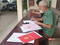 Người dân ở Hà Nội đi làm hồ sơ tách thửa đất. Ảnh: Lệ Chi