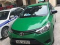 Chiếc xe Taxi Mai Linh hất chiến sĩ công an lên nóc capo. Nguồn: ANTĐ