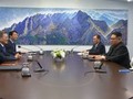 Chủ tịch Triều Tiên Kim Jong Un và Tổng thống Hàn Quốc, Moon Jae-in trong phòng họp kín (Yoonhap)