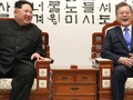 Chủ tịch Triều Tiên Kim Jong Un và Tổng thống Hàn Quốc Moon Jae-in đã có những giây phút cười đùa vui vẻ trong Hội nghị thượng đỉnh lên Triều 27/4. Nguồn: BI