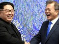 Chủ tịch Triều Tiên Kim Jong Un vui vẻ bắt tay Tổng thống Hàn Quốc Moon Jae-in tại khu phi quân sự (DMZ). Nguồn: Reuters