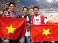 Nhà báo Trương Anh Ngọc (đứng giữa) tại SVĐ Olimpico trong trận đấu giữa Napoli và Roma, năm 2013. (Ảnh do nhân vật cung cấp)