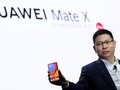 Chủ tịch mảng thiết bị di động Huawei Richard Yu giới thiệu mẫu smartphone gập, hỗ trợ 5G đầu tiên của hãng - Mate X. Ảnh: Zeebiz