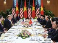 Tổng thống Mỹ Donald Trump dùng bữa cùng Thủ tướng Nguyễn Xuân Phúc tại Phủ Chủ tịch. Ảnh: CNN